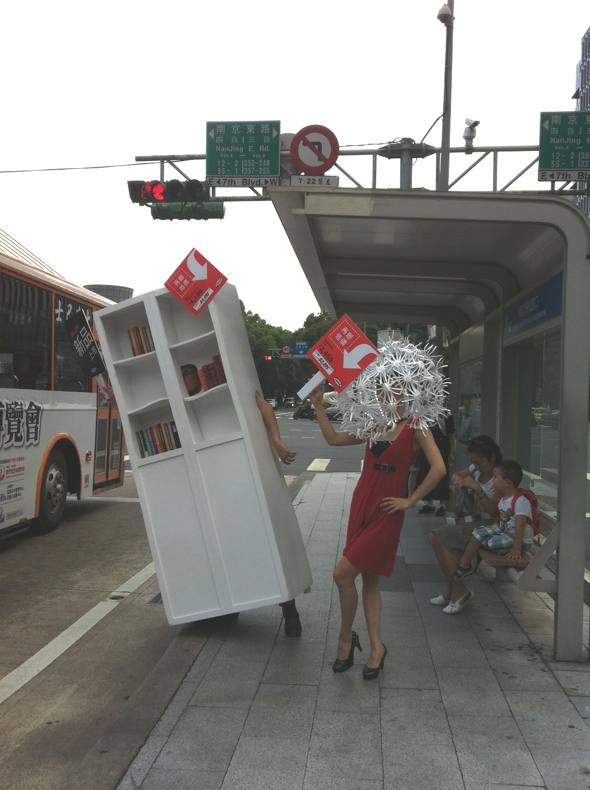 家具品牌IKEA為慶祝 8/16 新品上市，IKEA的6組家具人